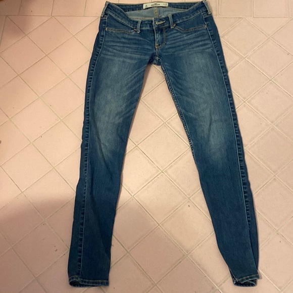 Dark blue Hollister jeans W 25 , L 29 , only worn twice - Picture 2 of 5